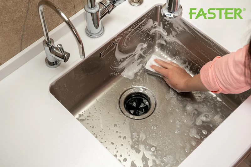 Hướng dẫn 4 cách vệ sinh máy huỷ rác nhanh chóng tại nhà