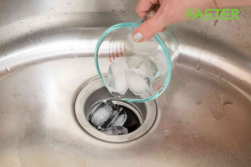 Cách vệ sinh máy hủy rác bằng đá viên và muối