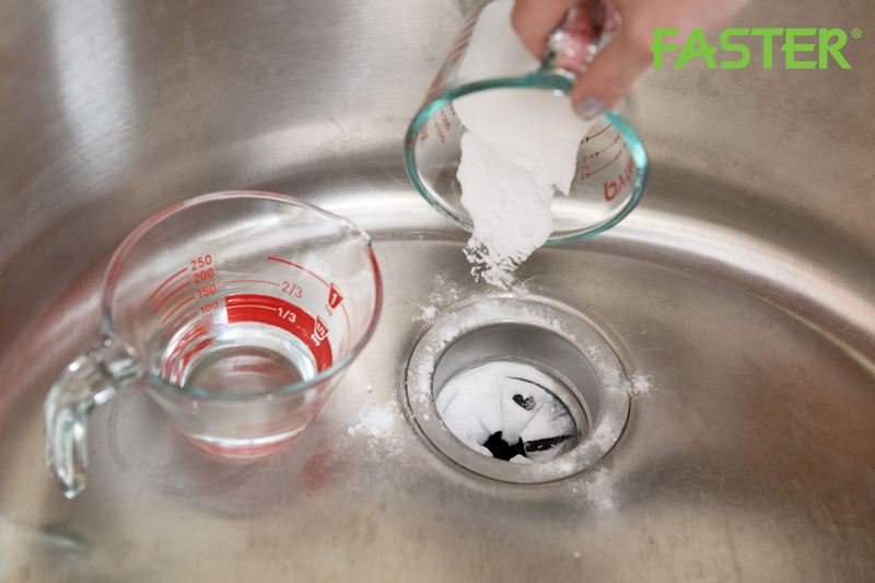 Dùng giấm và baking soda vệ sinh máy hủy rác
